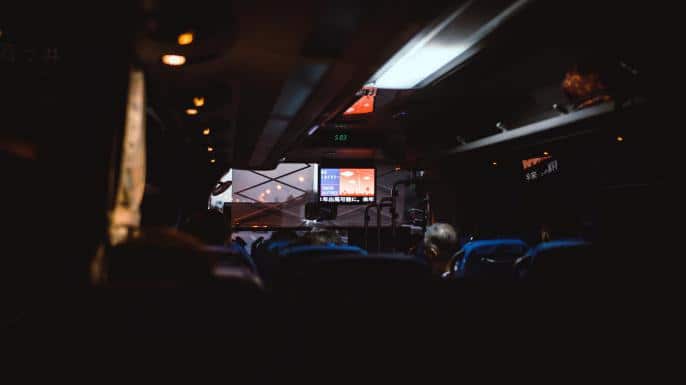 Utiliza los autobuses nocturnos durante tu viaje