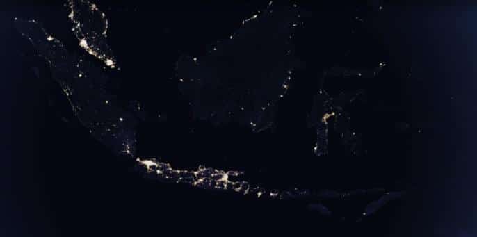 Imagen satelital de Indonesia de noche
