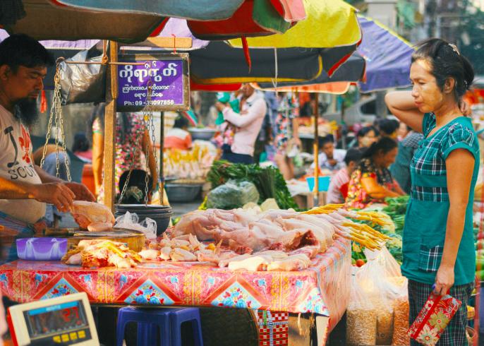Mujer comprando comida en Yangon