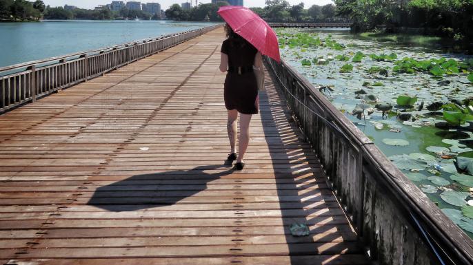 Mujer paseando por el lago Kandawgyi