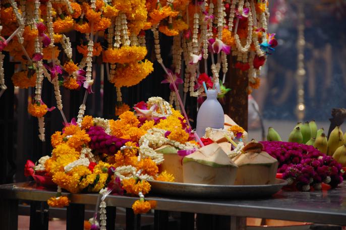 Ofrendas en el santuario de Erawan