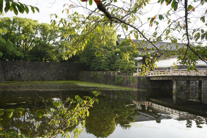 Lago y puete del palacio imperial de Tokio